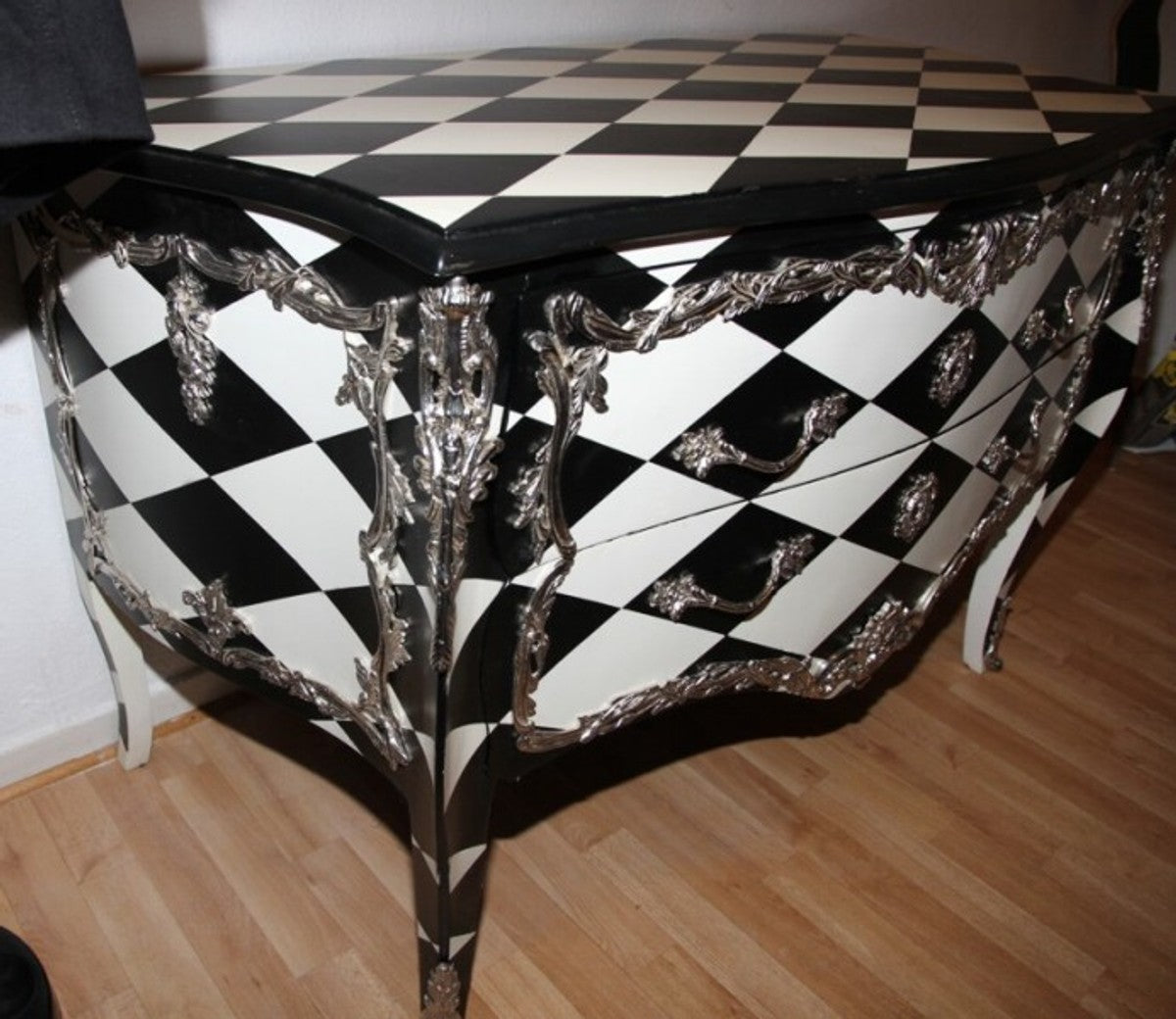 Barock Kommode Karo Design - Handgefertigte Barock Möbel