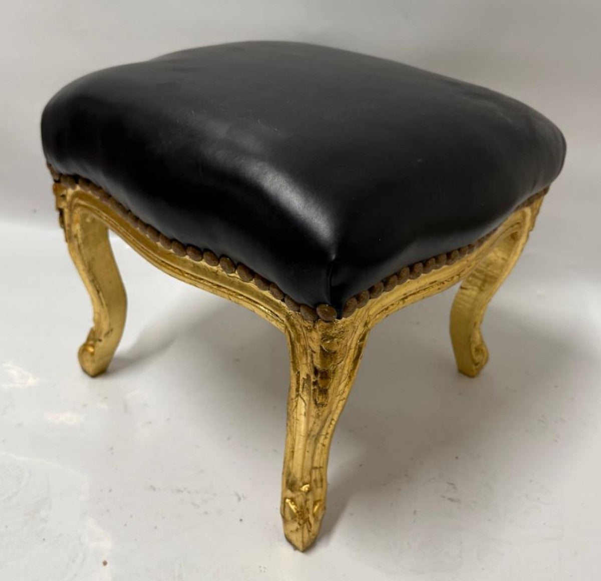 Barock Kunstleder Fußhocker Schwarz / Antik Gold H. 34 cm - Barockstil Hocker