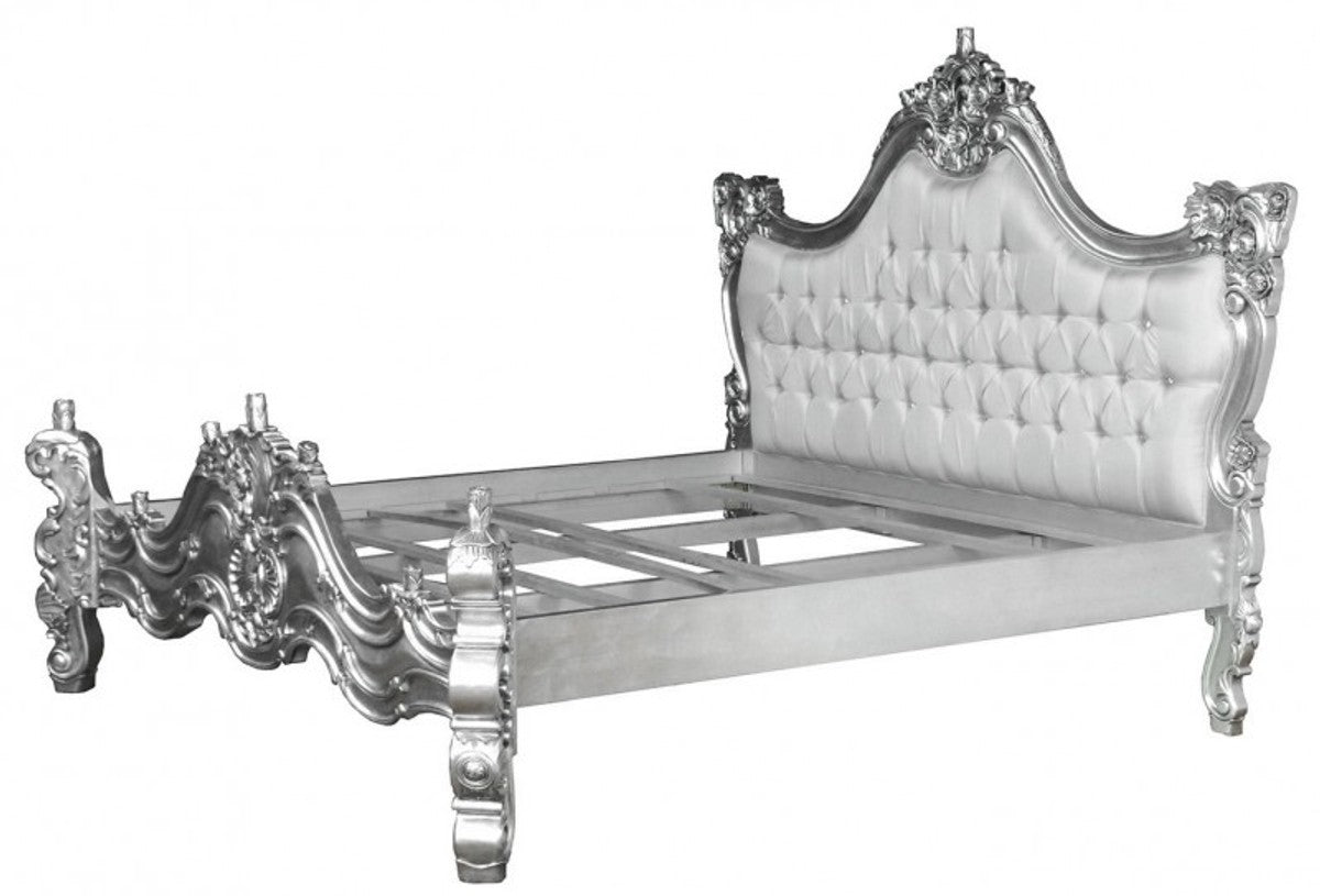 Barock Bett Barocco Weiß Satinstoff / Silber mit Bling Bling Glitzersteinen 180 x 200 cm aus der Luxus Kollektion von Casa Padrino